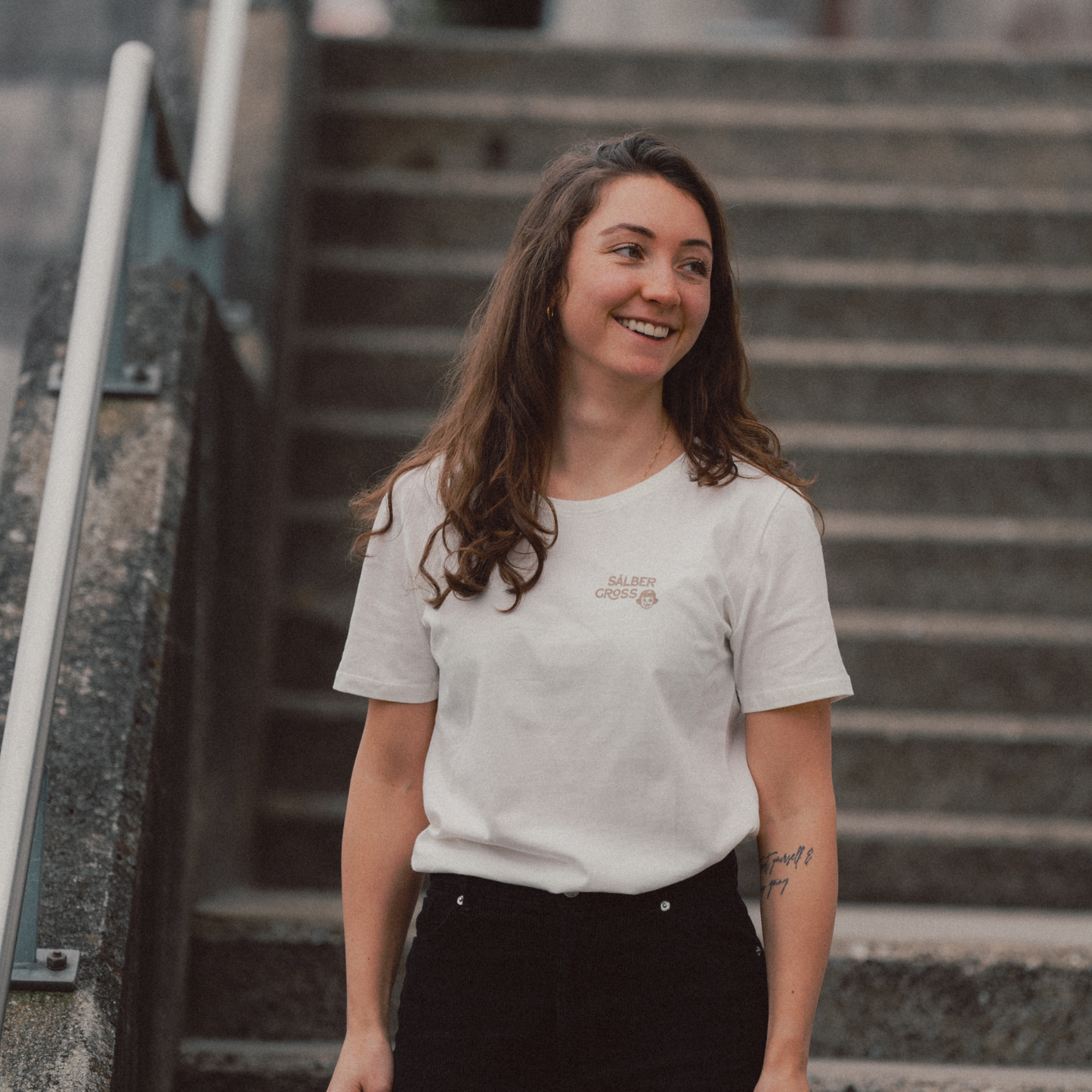 Frau mit weissem T-shirt